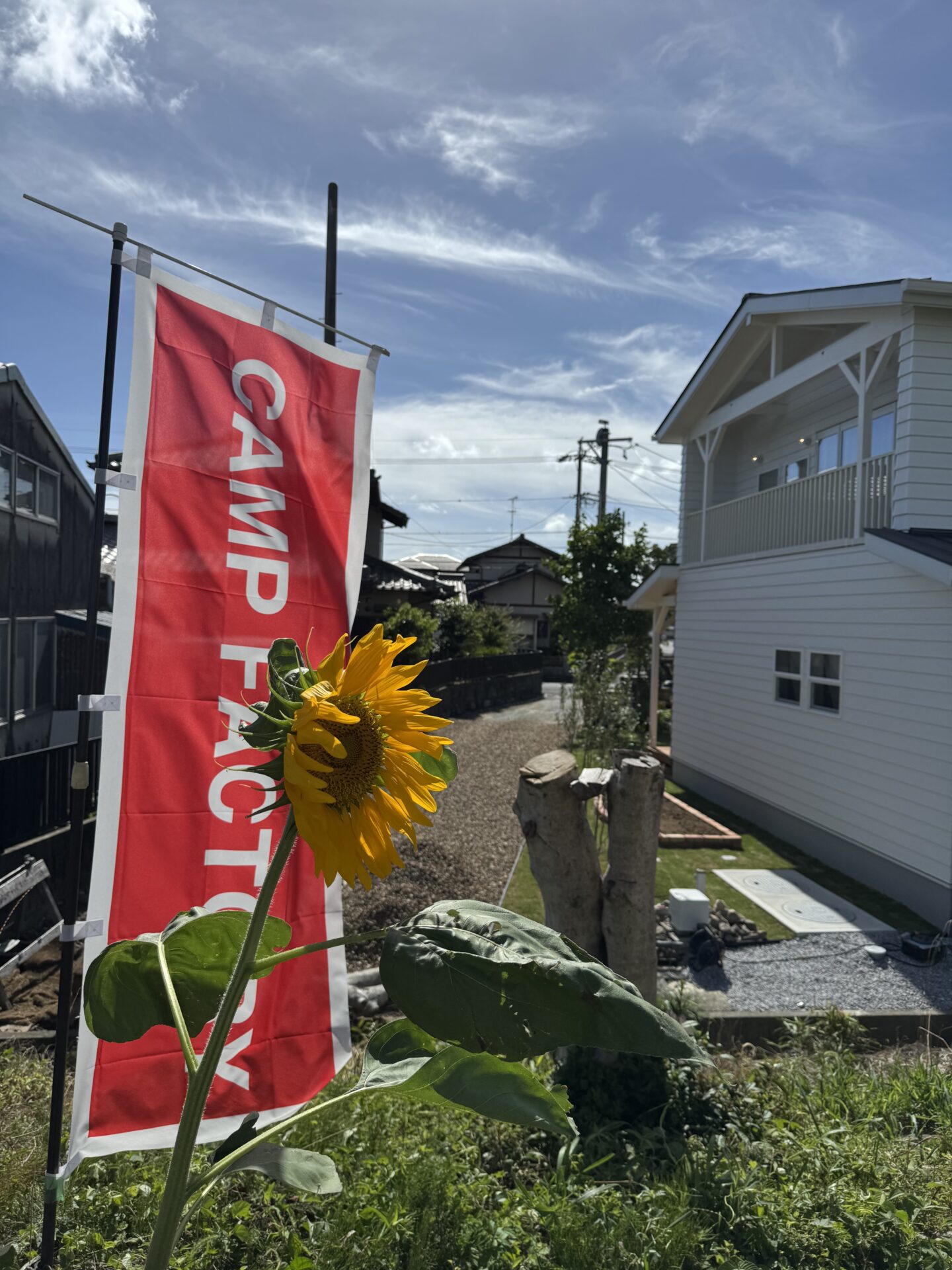 ひまわりとアメリカンハウスと夏の空と