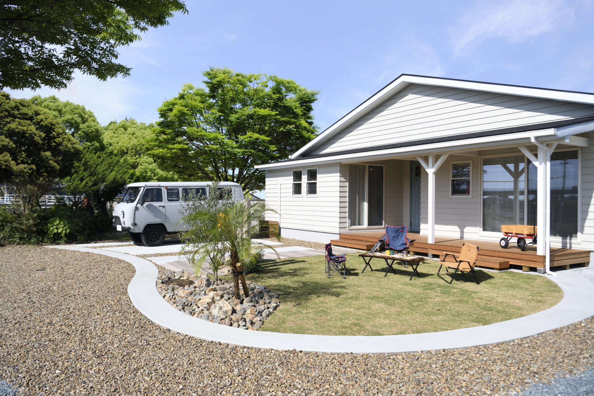 カバードポーチで時間を楽しむ平屋の家