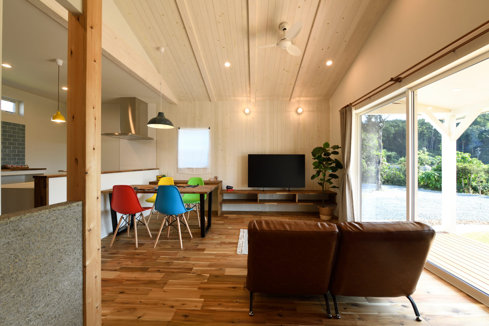 カバードポーチで時間を楽しむ平屋の家