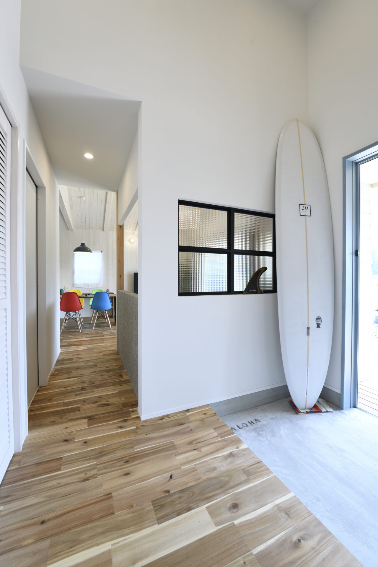 土間にサーフボードを立てかけた玄関　ALOHA